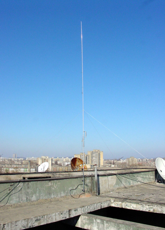 The antenna of Edisher Giorgadze (4L4FN) at his amateur radio station in Pyongyang.