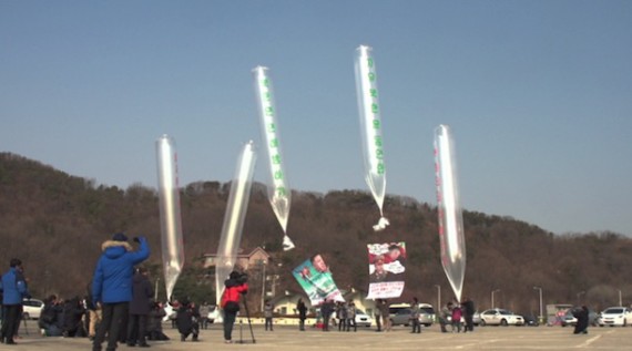 Balloons carrying propaganda material are launched from Paju, South Korea, towards North Korea on January 15, 2014. (HRF handout)