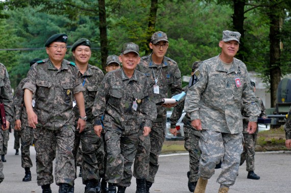 Admiral Choi Yoon Hee (center), Chairman of Joint Chiefs of Staff for the Republic of Korea, Lt. Gen. Stephen Lanza (right), I Corps Commanding General, and Gen. Kim Hyun Jip (left), Third ROK Army Commander, walk side-by-side on their way to the 1st Canadian Division joint operation center in preparation for Ulchi Freedom Guardian exercise at Camp Yongin, South Korea, Aug. 20. (DOD Photo / Daniel Schroeder)